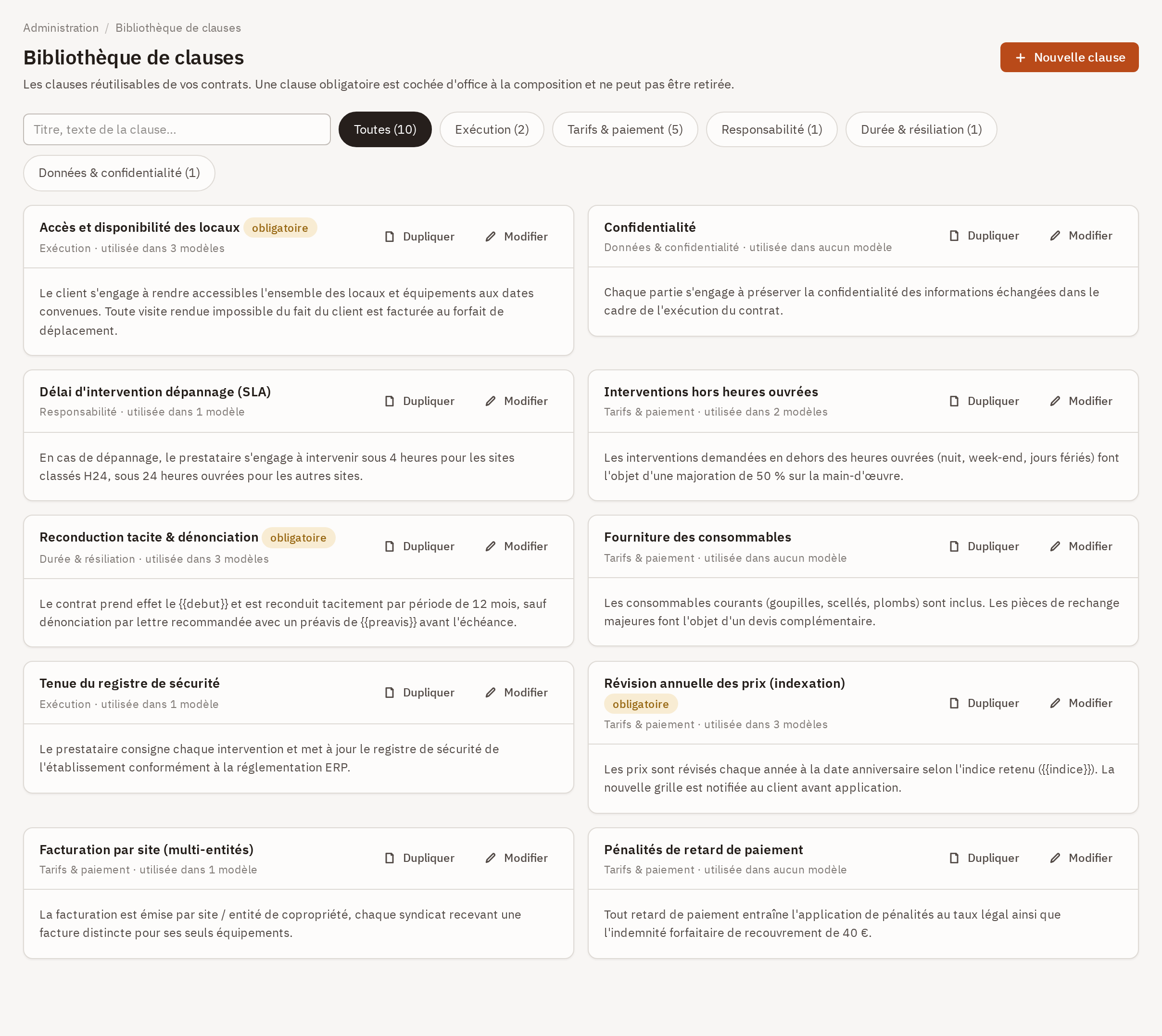 Bibliothèque de clauses : les filtres par catégorie, une carte par clause avec son nombre d'utilisations, et le tiroir de rédaction avec ses variables.