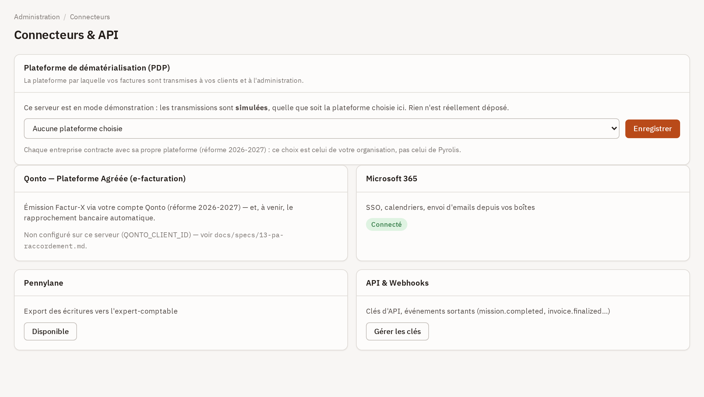 Écran Connecteurs et API : le choix de la plateforme de dématérialisation, la carte Qonto et les trois cartes Microsoft 365, Pennylane et API et webhooks.
