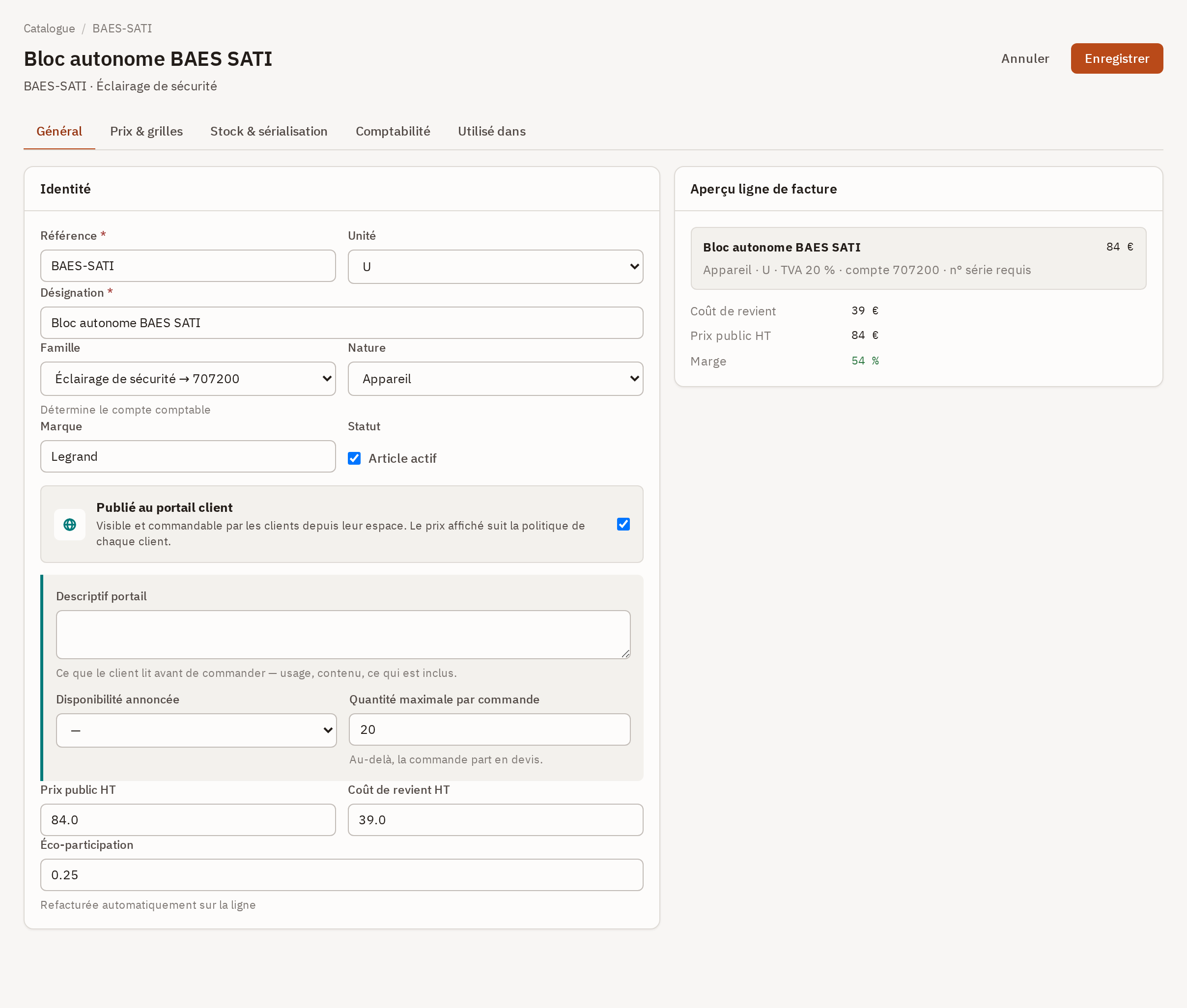 Fiche d'un article : les cinq onglets, la carte Identité avec sa famille et ses prix, et l'aperçu de la ligne de facture.