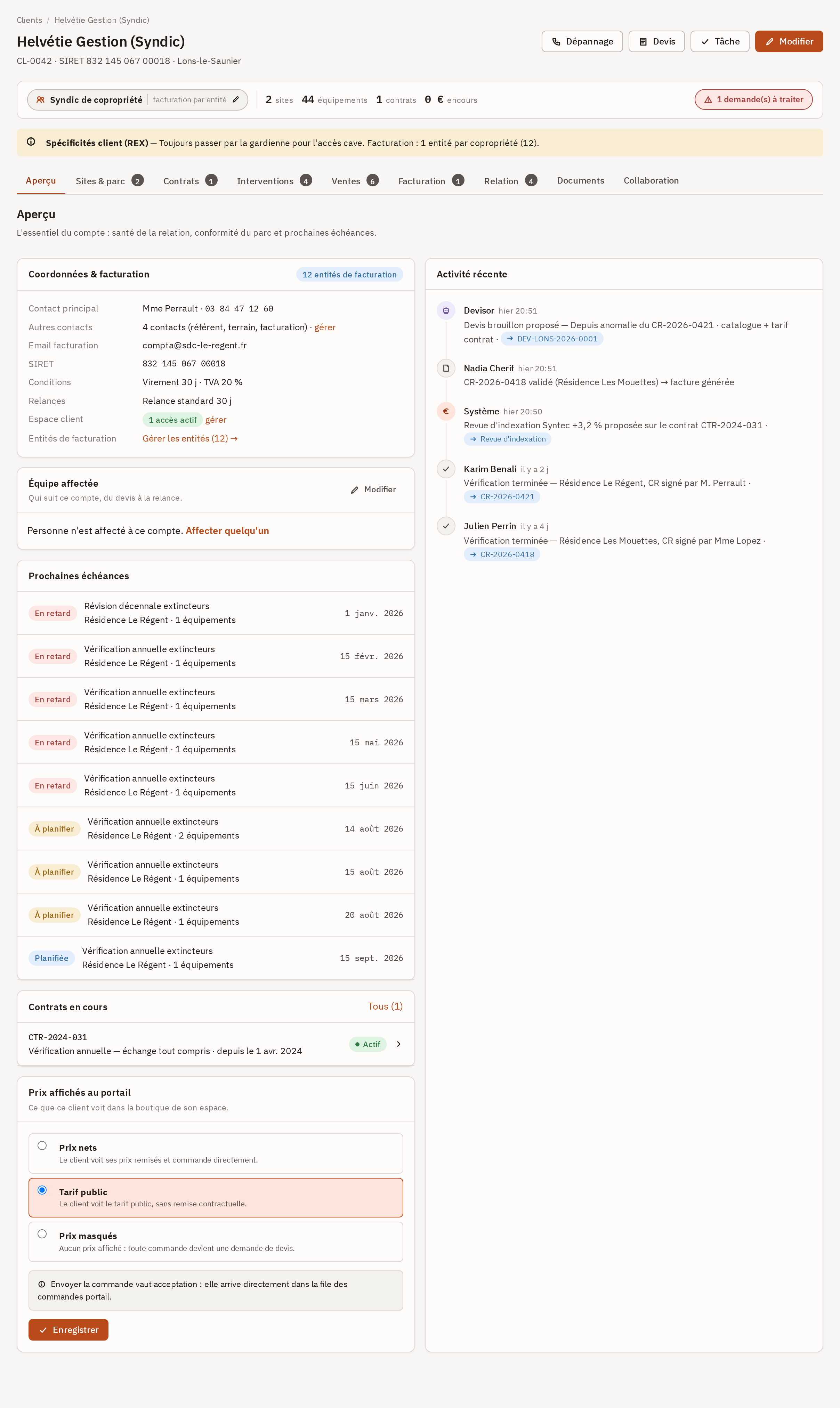 Aperçu d'une fiche client : la bande des sites, équipements, contrats et encours, la carte Coordonnées et facturation et les prochaines échéances.
