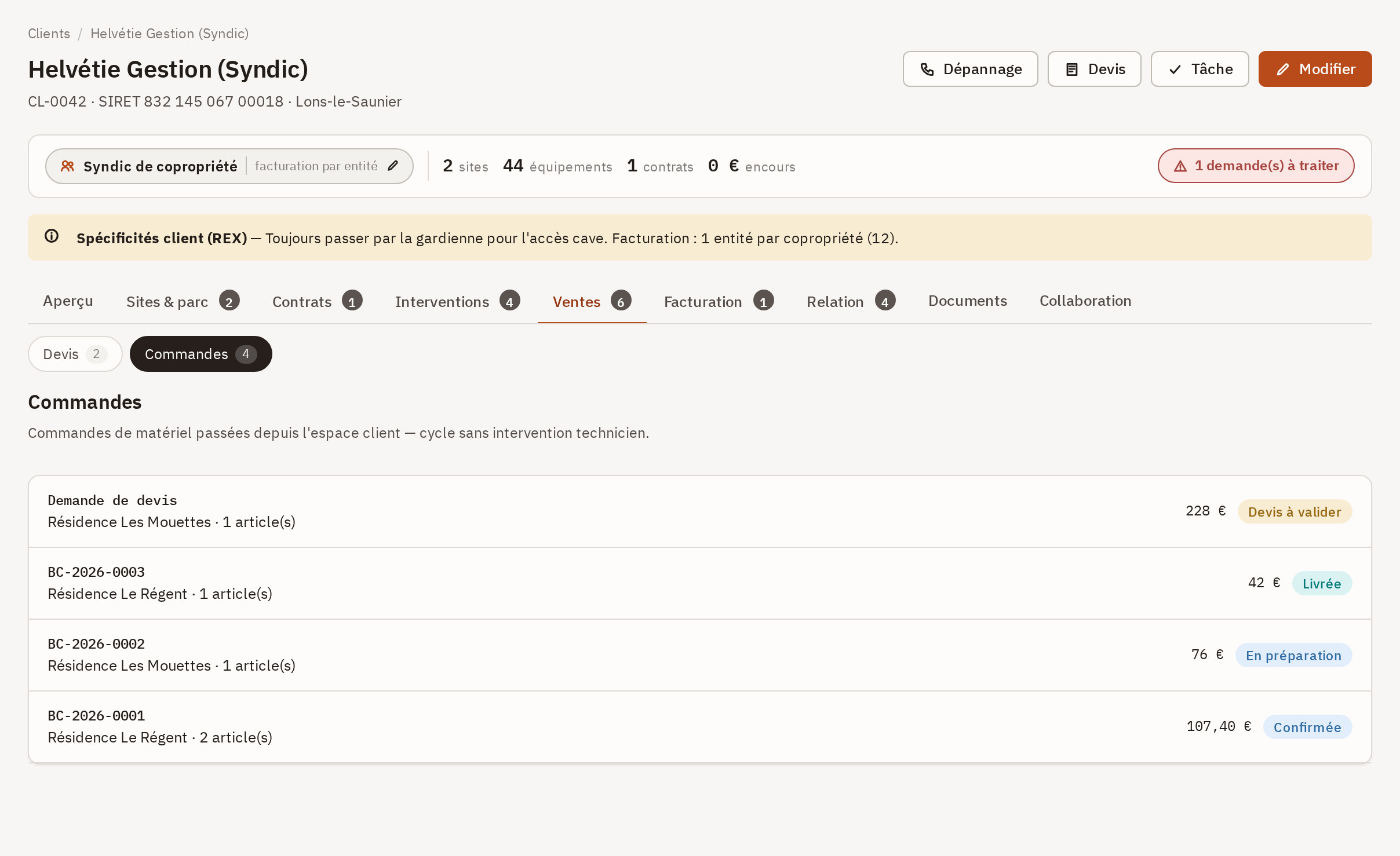 Sous-onglet Commandes d'une fiche client : une ligne par commande avec son site, ses articles, son total et sa puce d'état.