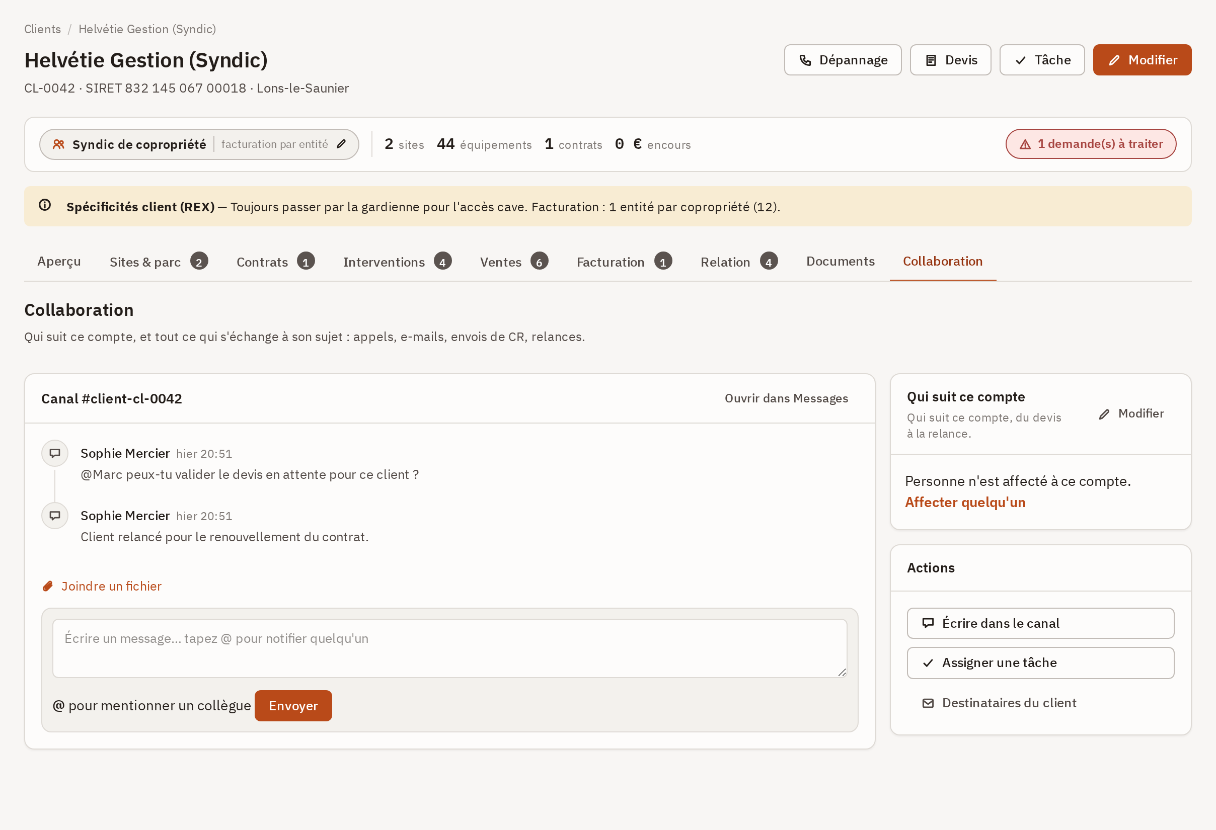 Onglet Collaboration d'une fiche client : le canal du compte avec ses messages, la zone de rédaction et la carte Qui suit ce compte.