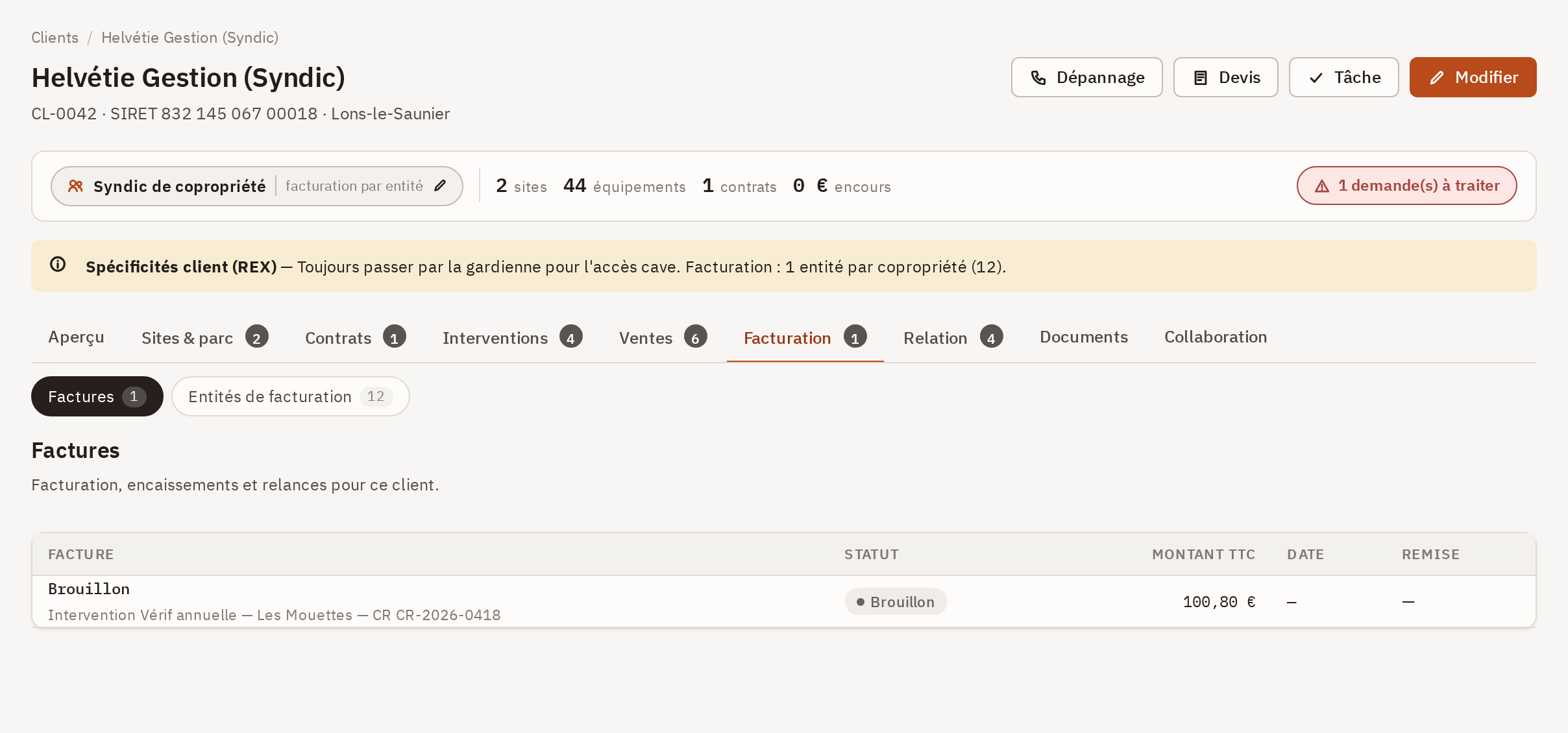 Sous-onglet Factures d'une fiche client : le tableau des factures avec leur statut, leur montant TTC et leur date.