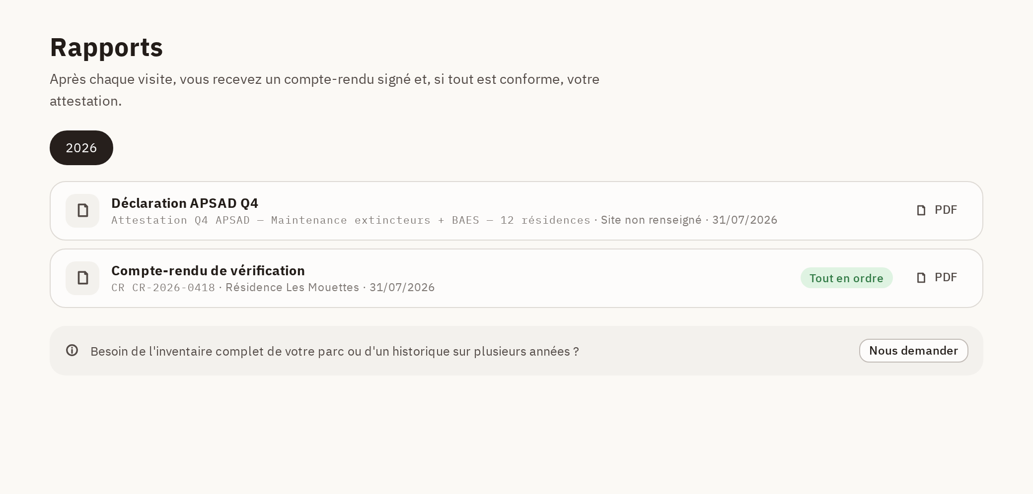 Écran Rapports de l'espace client : la pastille d'année, les lignes de document avec leur pastille de conformité et leur bouton PDF.