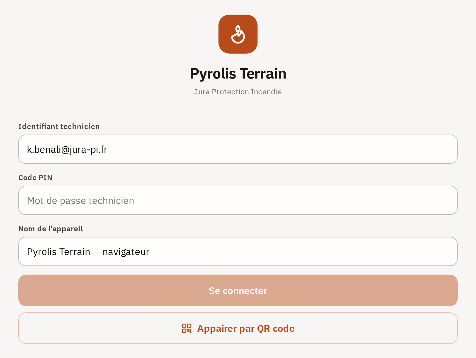 Écran de connexion de la tablette : identifiant technicien, code PIN, nom de l'appareil, et les boutons Se connecter et Appairer par QR code.