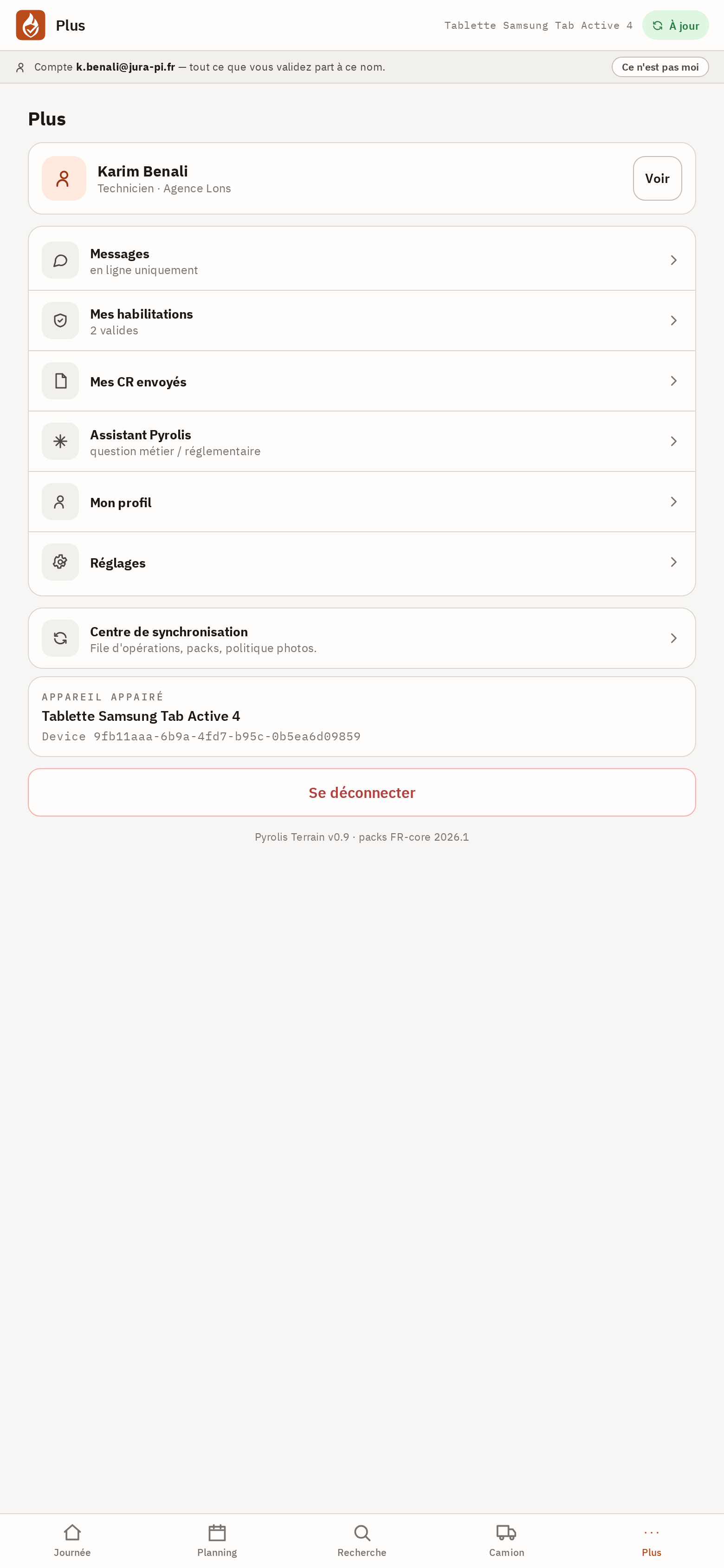 Menu Plus de la tablette : la carte de profil, les entrées du menu, le centre de synchronisation et l'appareil appairé.