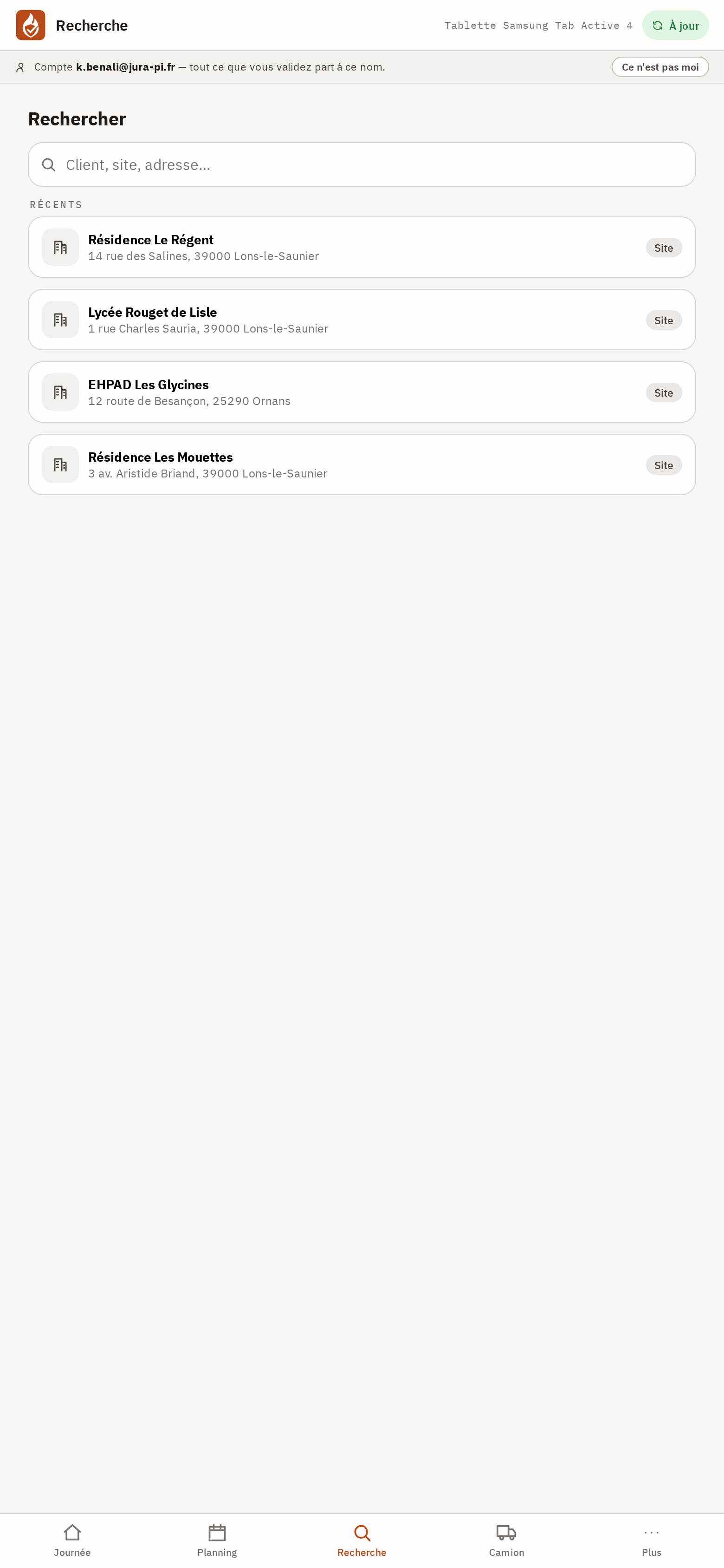 Écran Rechercher de la tablette : le champ de recherche et la liste des fiches récentes avec leur pastille Site.