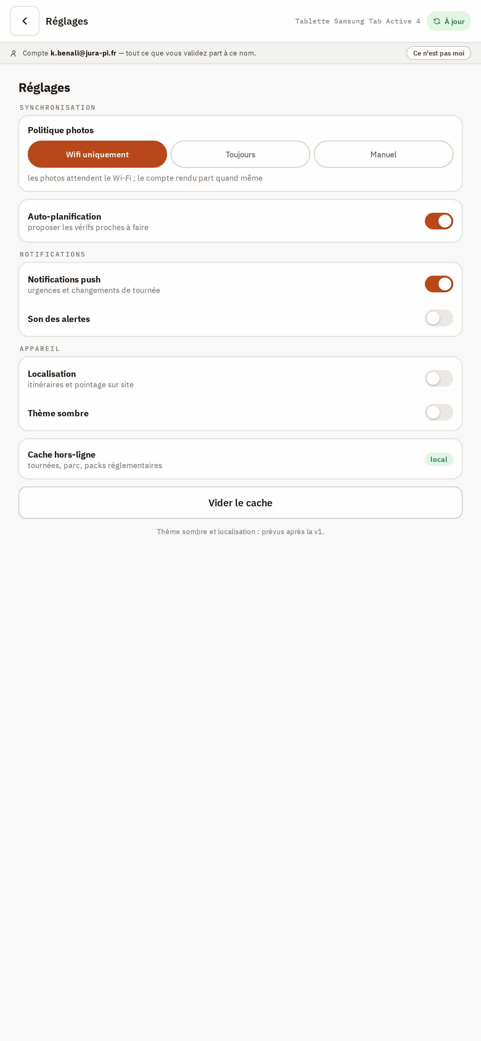 Écran Réglages de la tablette : les interrupteurs de synchronisation, de notifications et d'appareil, et le bouton Vider le cache.
